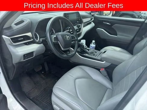 Used 2022 Toyota Highlander XLE AWD/4WD image 12