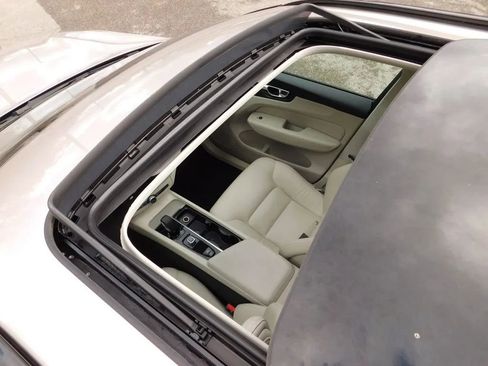 Used 2024 Volvo XC60 B5 Plus image 9