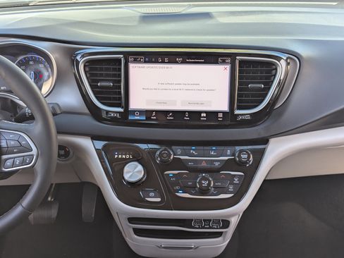 Used 2024 Chrysler Pacifica Touring-L image 14