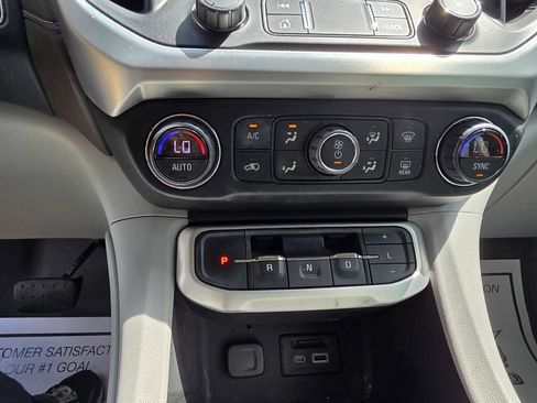 Used 2020 GMC Acadia SLT w/ Trailering Package FWD image 29