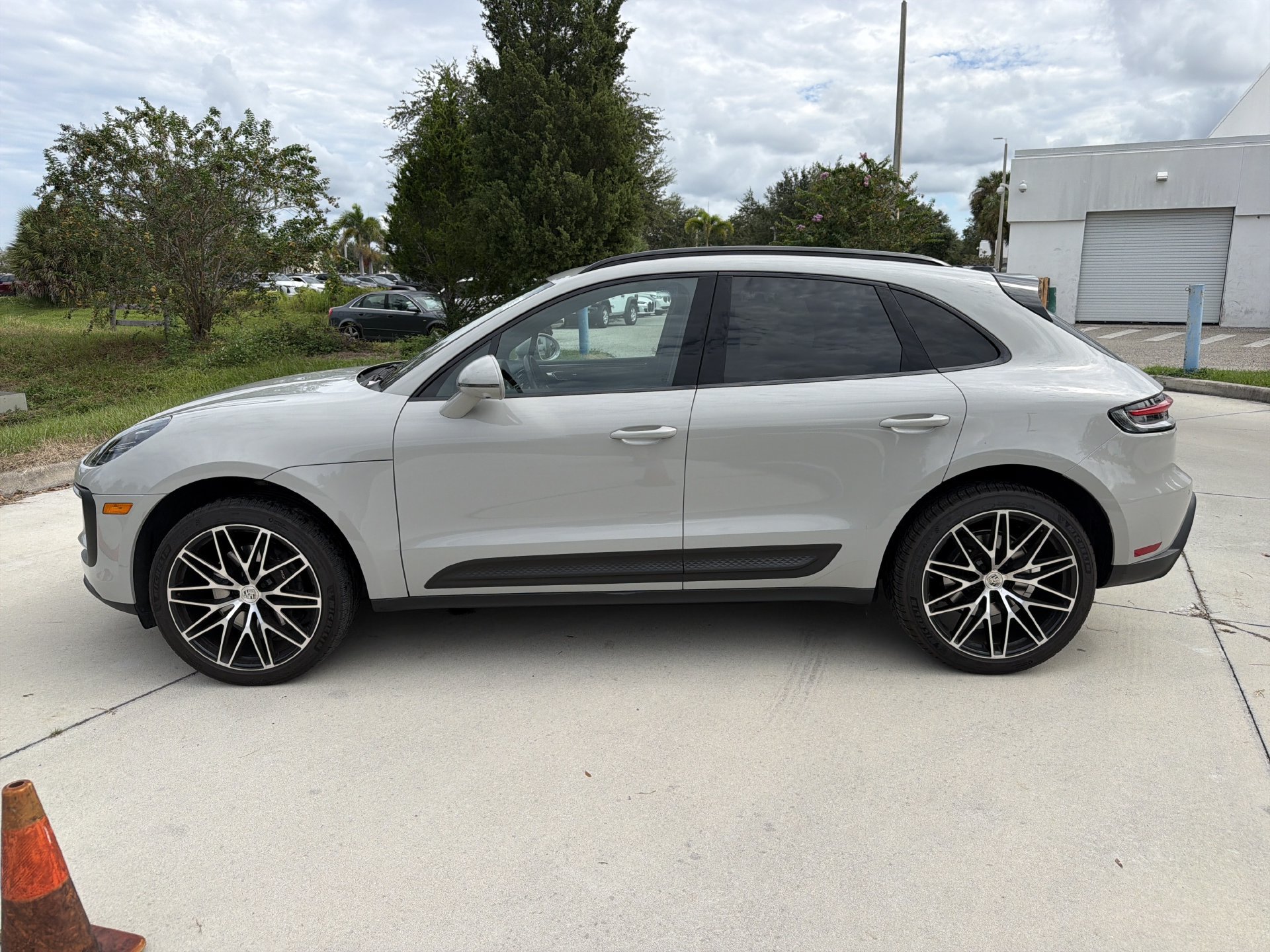 Used 2023 Porsche Macan Turbo AWD/4WD image 7
