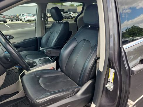 Used 2021 Chrysler Pacifica Touring-L FWD image 19