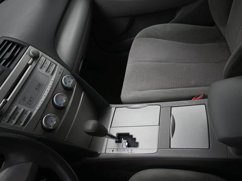 Used 2010 Toyota Camry LE FWD image 13