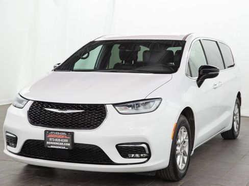 Used 2025 Chrysler Pacifica Select FWD image 4