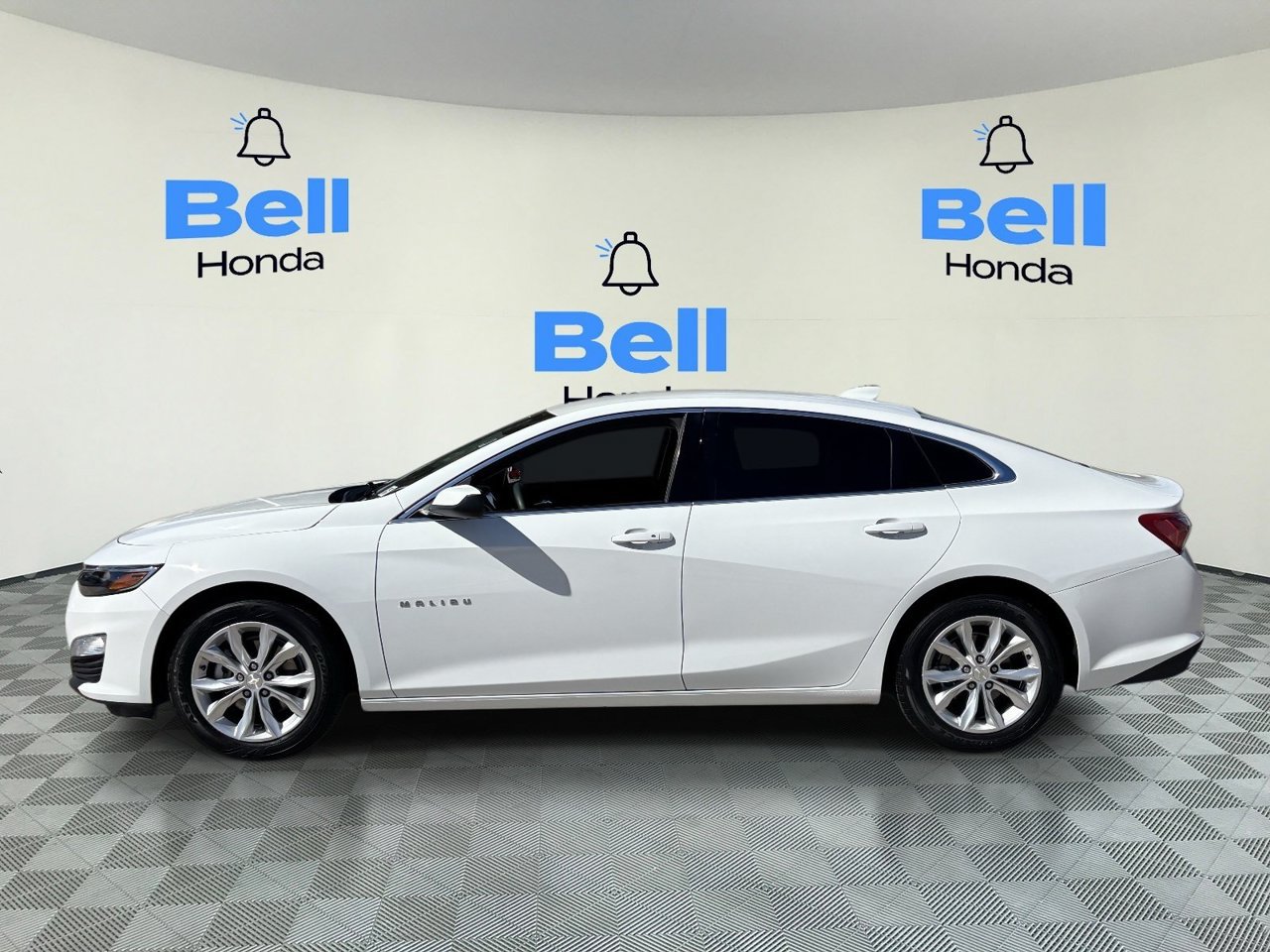 Used 2022 Chevrolet Malibu LT FWD image 2