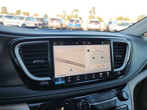 Used 2024 Chrysler Pacifica Select image 19