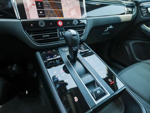 Certified 2025 Porsche Macan image 20
