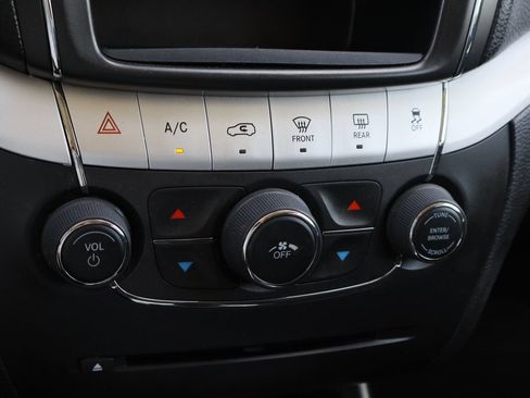 Used 2019 Dodge Journey SE FWD image 17