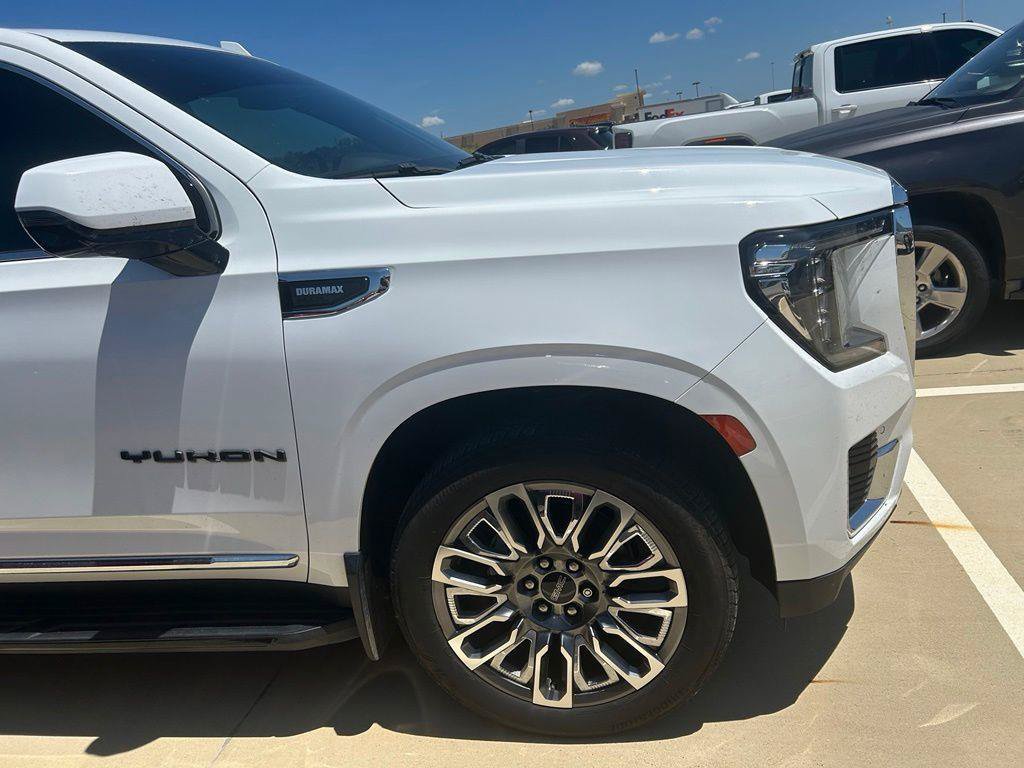 Used 2022 GMC Yukon SLT w/ SLT Luxury Package AWD/4WD image 2