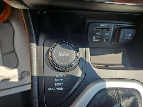 Used 2018 Jeep Cherokee Latitude Plus w/ Cold Weather Group AWD/4WD image 33