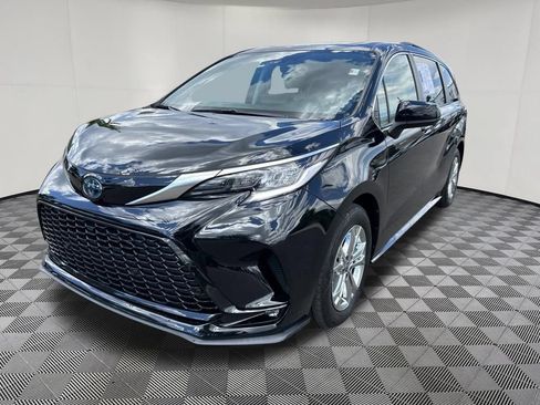 Used 2023 Toyota Sienna XSE w/ XSE Plus Package AWD/4WD image 3