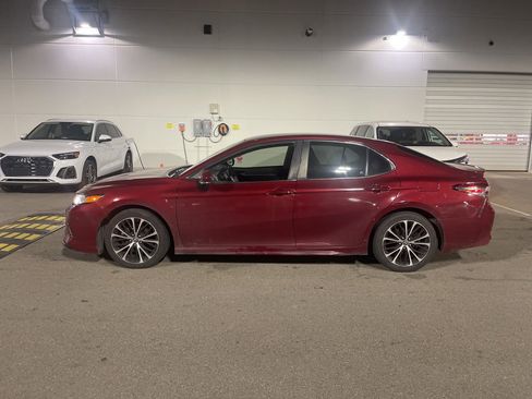 Used 2018 Toyota Camry SE image 6
