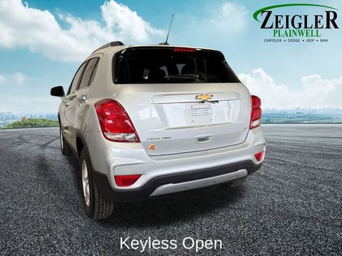 Used 2020 Chevrolet Trax LT w/ LT Convenience Package image 7