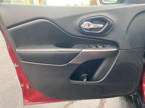 Used 2019 Jeep Cherokee Latitude Plus w/ Cold Weather Group image 18