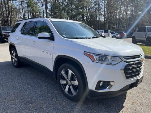 Used 2019 Chevrolet Traverse LT w/ LT Premium Package image 2
