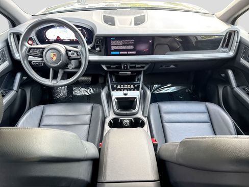 Used 2025 Porsche Cayenne AWD/4WD image 22