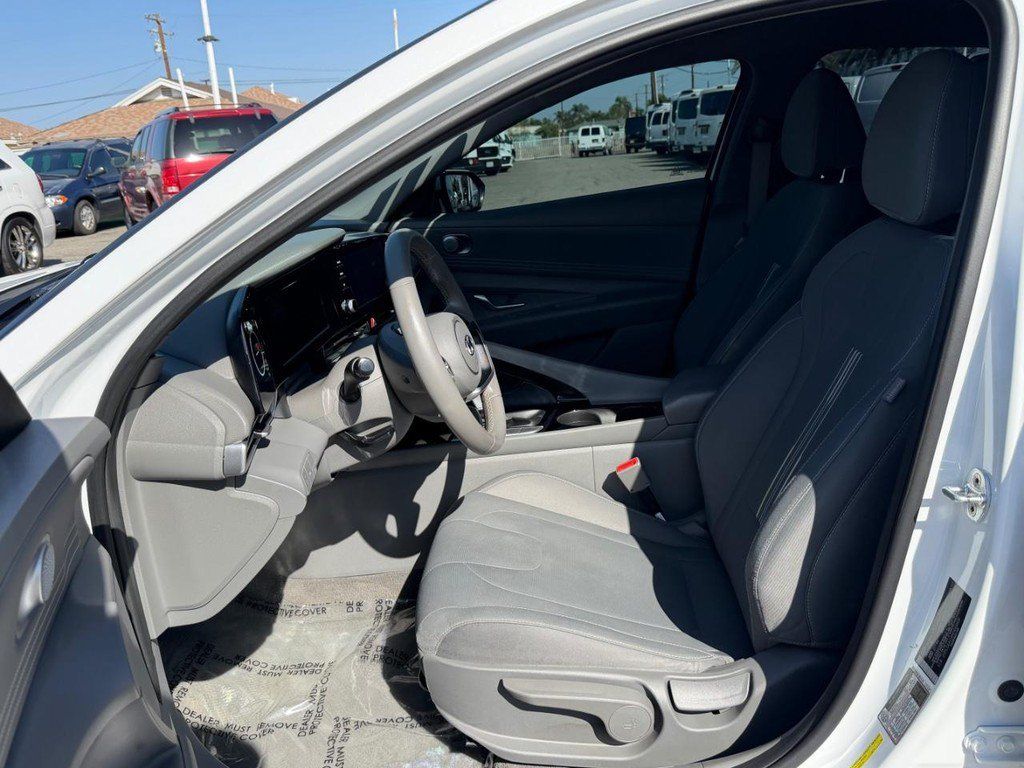 Used 2022 Hyundai Elantra SEL w/ Convenience Package FWD image 17