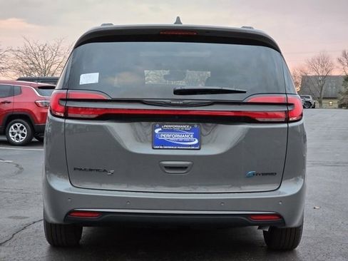 Used 2025 Chrysler Pacifica Premium image 24