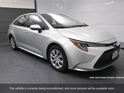 Used 2023 Toyota Corolla LE image 2