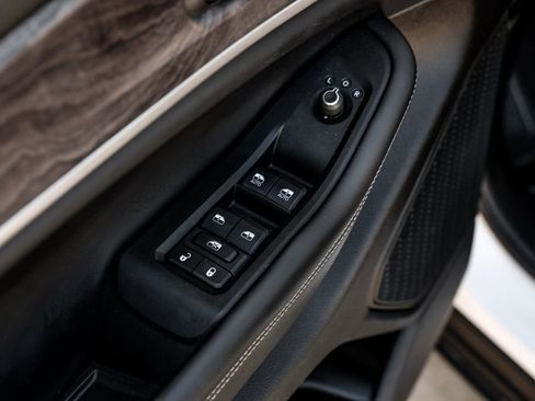 Used 2023 Jeep Grand Cherokee Limited image 54