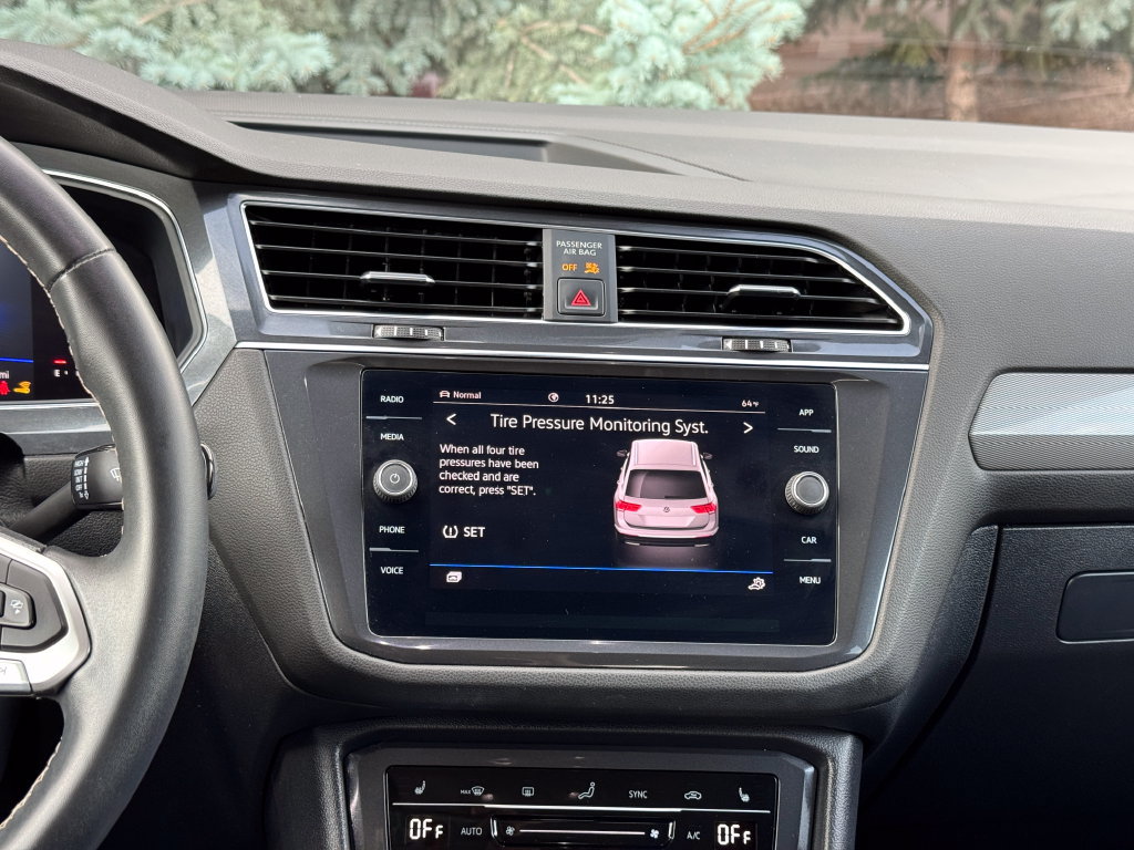 Used 2023 Volkswagen Tiguan SE AWD/4WD image 30