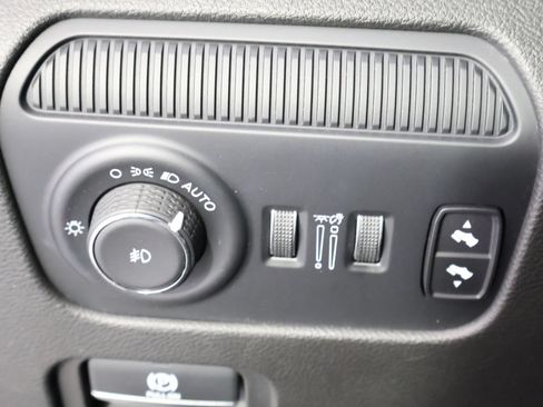 Used 2023 Jeep Wagoneer L Series II AWD/4WD image 32