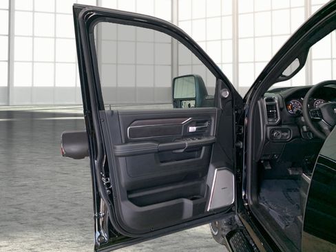 New 2026 RAM 2500 Laramie AWD/4WD image 17