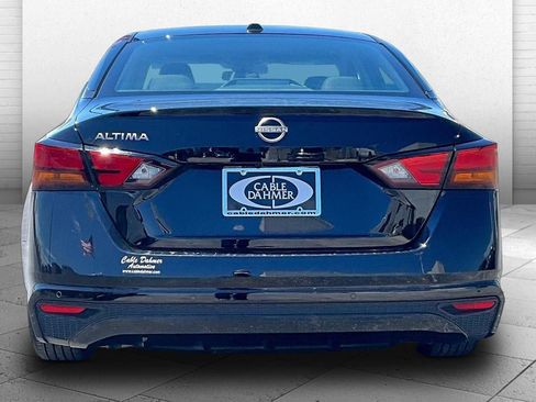 Used 2025 Nissan Altima 2.5 SV FWD image 3