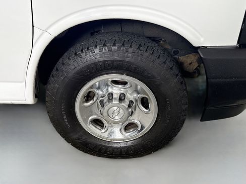Used 2017 Chevrolet Express 2500 RWD image 26