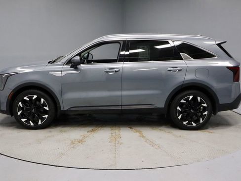 Used 2025 Kia Sorento EX FWD image 9