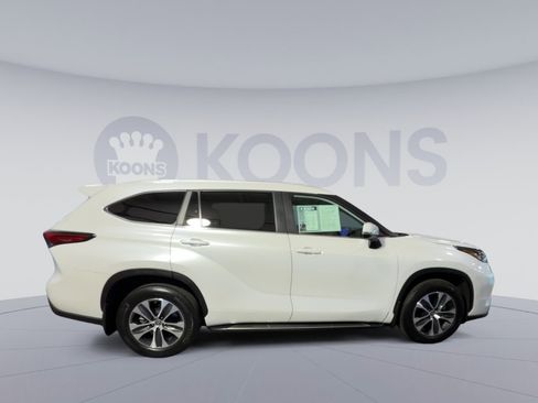 Used 2023 Toyota Highlander XLE image 12