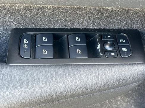 Used 2021 Volvo XC40 P8 Recharge w/ Advanced Package image 11