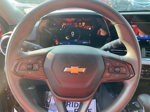 Used 2025 Chevrolet Trax LT FWD image 11