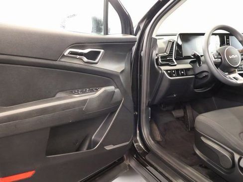 Used 2023 Kia Sportage LX image 6