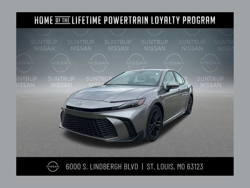 Used 2025 Toyota Camry SE FWD image 1