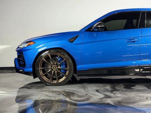 Used 2020 Lamborghini Urus Sport Utility 4D image 3
