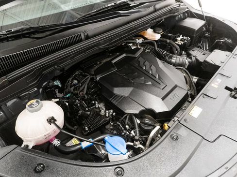 Used 2025 Kia Carnival FWD image 32