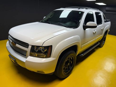 Used 2011 Chevrolet Avalanche LT w/ Suspension Package, Off-Road AWD/4WD image 8