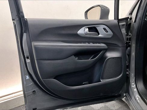 Used 2022 Chrysler Pacifica Touring-L w/ S Appearance Package FWD image 24