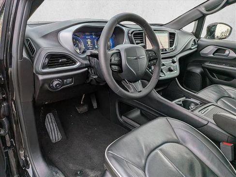 Used 2025 Chrysler Pacifica Limited image 10