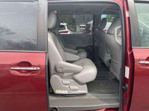 Used 2018 Toyota Sienna XLE w/ XLE Navigation Package FWD image 5