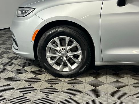 Used 2023 Chrysler Pacifica Touring-L w/ Uconnect Theater Family Group image 11