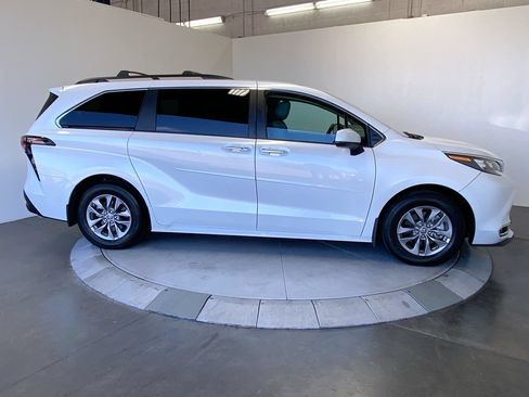 Used 2024 Toyota Sienna XLE w/ XLE Plus Package AWD/4WD image 6