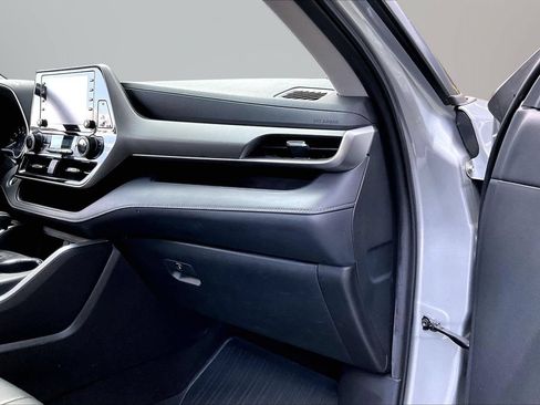 Used 2021 Toyota Highlander XLE FWD image 19