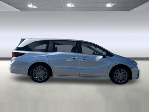 New 2026 Honda Odyssey Touring image 7
