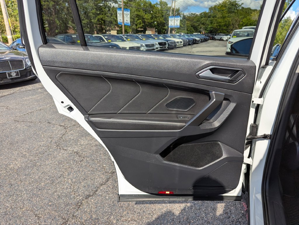 Used 2022 Volkswagen Tiguan SE w/ Panoramic Sunroof Package AWD/4WD image 39