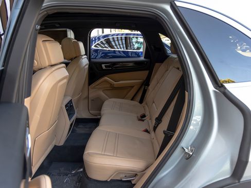 Used 2020 Porsche Cayenne image 46