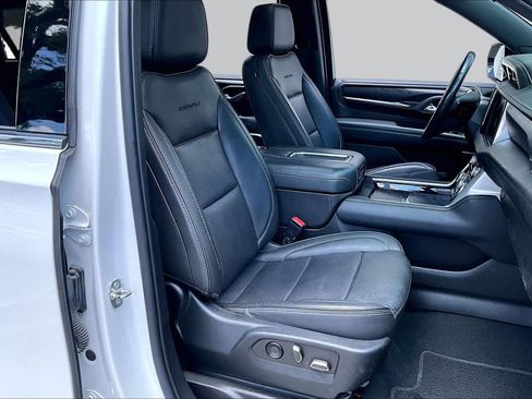 Used 2022 GMC Yukon XL Denali w/ Denali Premium Package AWD/4WD image 8
