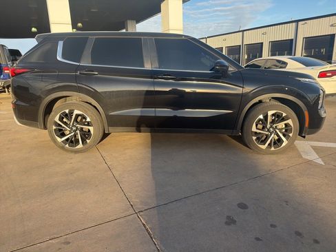 Used 2023 Mitsubishi Outlander SE image 2