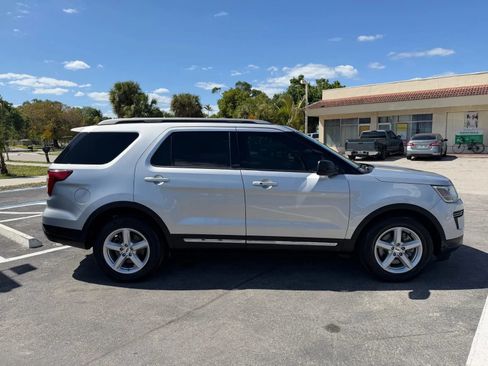 Used 2018 Ford Explorer XLT FWD image 4